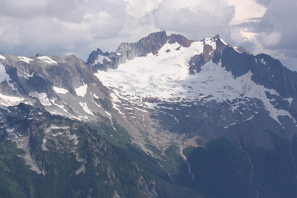 Boston Peak (center skyline); Sahale Mountain (right center skyline); Quien Sabe
