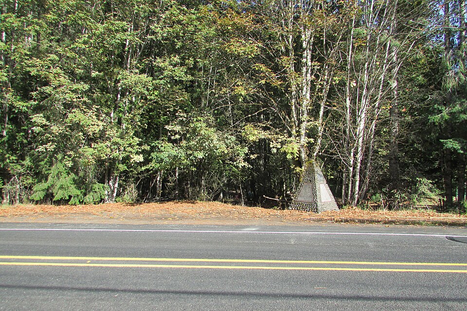 Oregon Trail monument about the Naches Pass party.