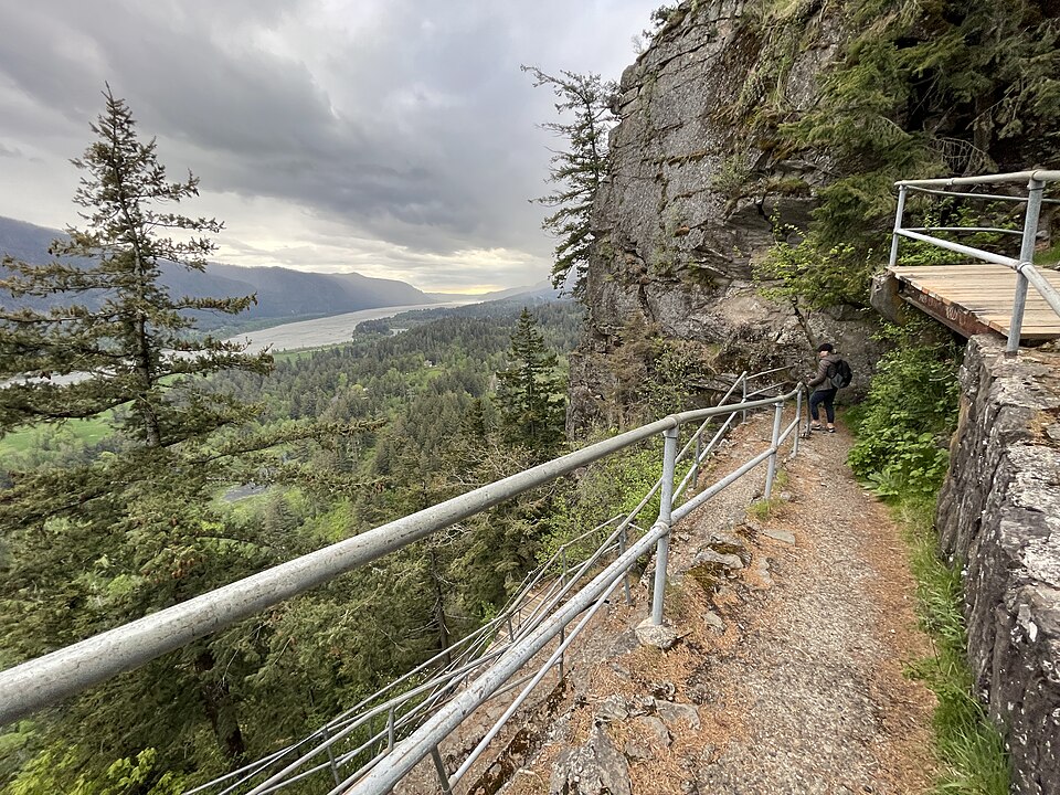 Beacon Rock Trail, 1.5-mile out-and-back trail near North Bonneville, Washington