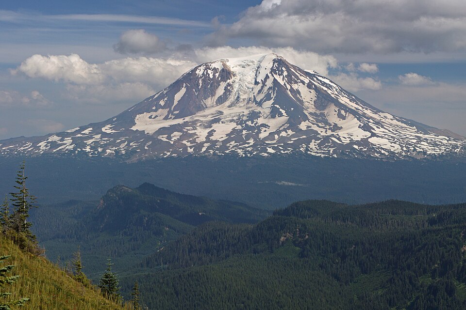 en:Mount Adams, Washington with Adams Glacier (center); Council Bluff (5180 feet