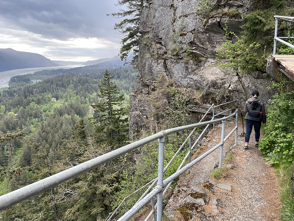 Beacon Rock Trail, 1.5-mile out-and-back trail near North Bonneville, Washington